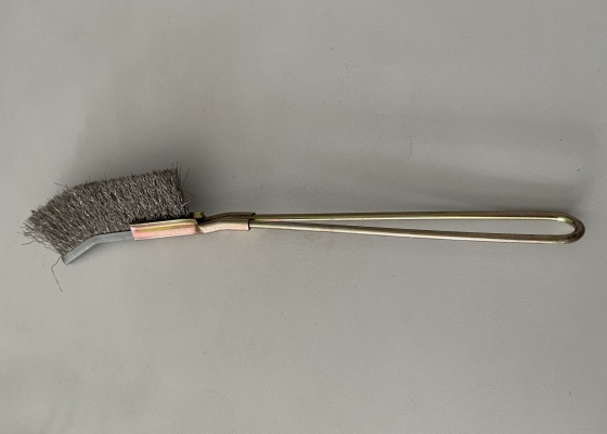 BÀN CHẢI INOX CONG CÁN SẮT 05
