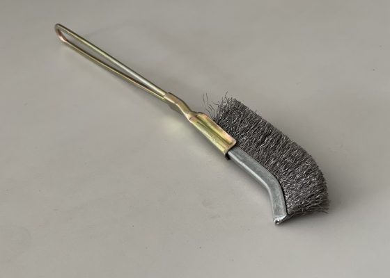 BÀN CHẢI INOX CONG CÁN SẮT 05